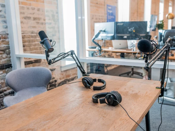 Photo d'un microphone et d'un casque sur une table