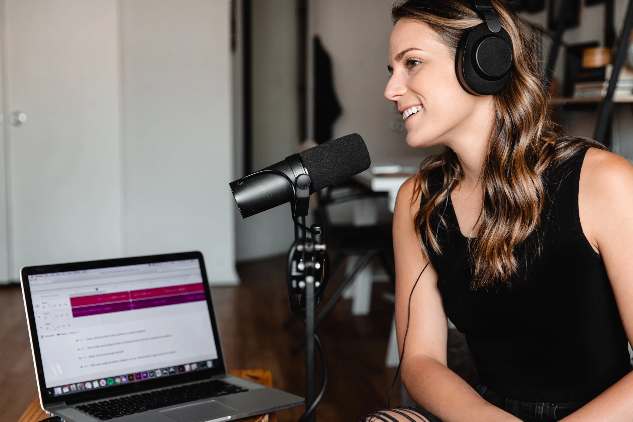 Photo d'une femme devant un microphone